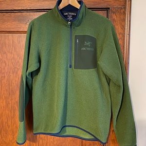 Arc’teryx Apache Ar half zip fleece pullover. Green and navy. Size Medium